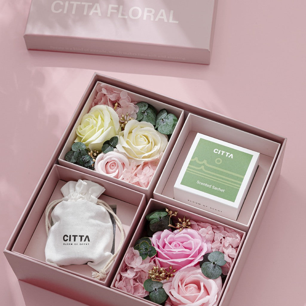 CITTA 520 Flower Bouquet Gift Box Set with Fragrance Sachets and Scented Candle, Yuzu Green Tea/Peachy Oolong